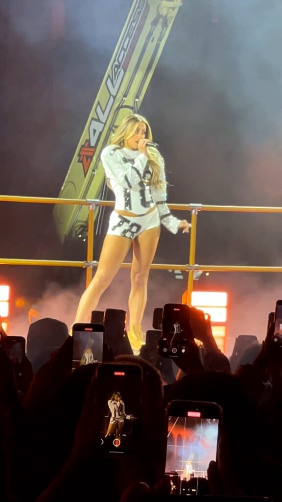 Tate McRae Owned the Victoria’s Secret Runway With “Housewife”