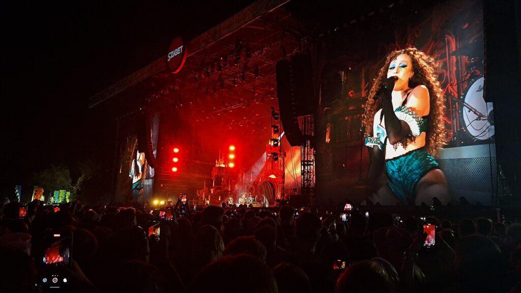 Chappell Roan brought out Christina Aguilera for a “Coffee” duet in L.A.